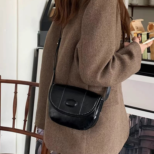 Damen Crossbody-Tasche mit eleganter Klappenöffnung und hochwertiger Lederstruktur Nord Taschen