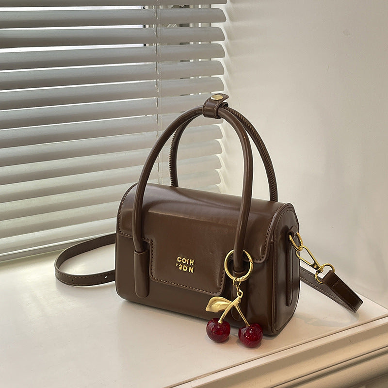Damen Mini-Handtasche mit eleganter Struktur und charmantem Anhänger Nord Taschen