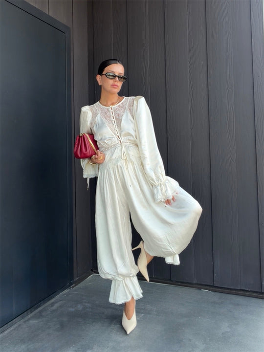 Damen Einteiliger Satin-Overall mit Spitzen‑Yoke, Puffärmeln und voluminöser Haremshose Nord Taschen