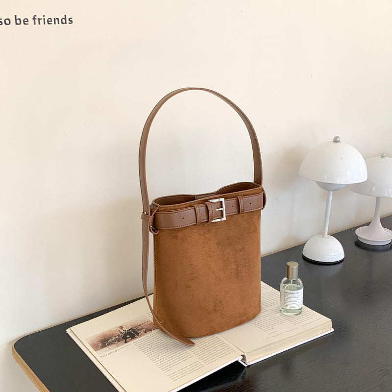Damen praktische Schultertasche mit modischem Gürtelakzent Nord Taschen