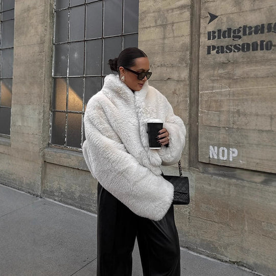 Damen Kurze kuschelige Faux‑Fur‑Bomberjacke mit voluminösem Schalkragen und kastiger Silhouette Nord Taschen