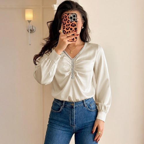Damen Satinbluse mit V-Ausschnitt, geraffter Frontpartie und Zierband Nord Taschen