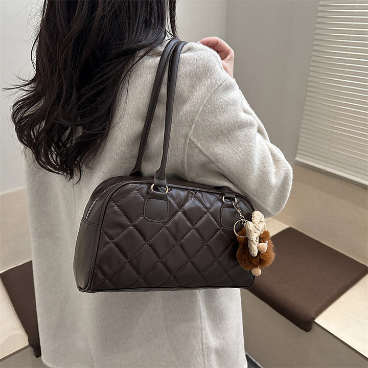 Damen modische Handtasche mit gestepptem Design und charmantem Anhänger Nord Taschen