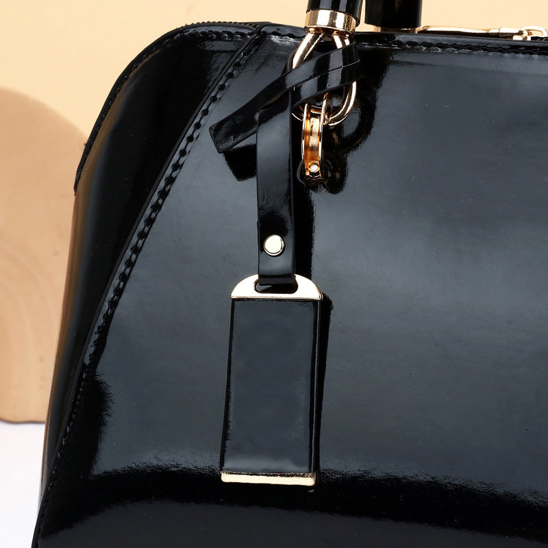Damen elegante Handtasche mit strukturiertem Obermaterial und modischen Kettenakzenten Nord Taschen