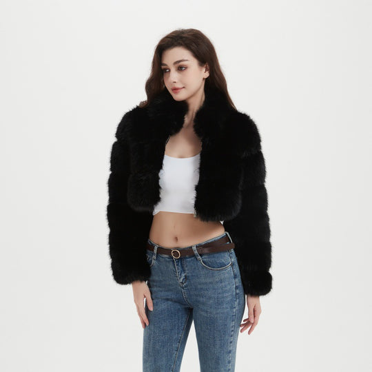 Damen Cropped Kapuzenjacke aus langfaserigem Faux‑Fur mit horizontalen Volumenbahnen Nord Taschen