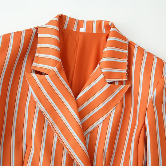 Damen doppelreihiger Blazer mit senkrechtem Streifenmuster und ausgefranstem Revers Nord Taschen