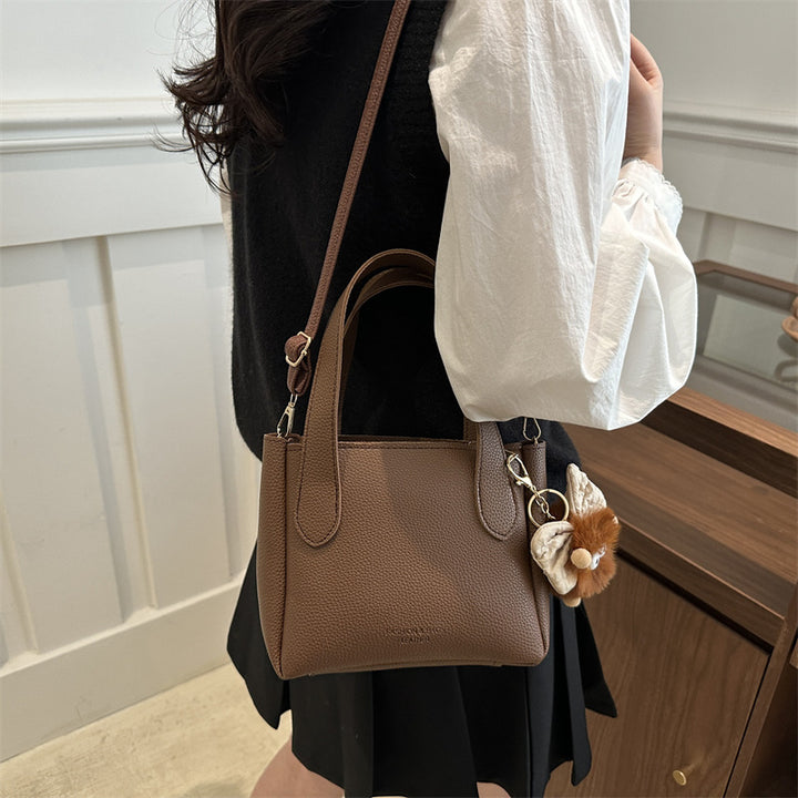 Damen elegante Handtasche mit flauschigem Anhänger Nord Taschen