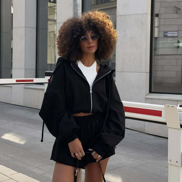 Damen oversized Cropped-Zip-Hoodie mit voluminösen Ballonärmeln und elastischer High‑Waist Loungeboxer-Shorts Nord Taschen