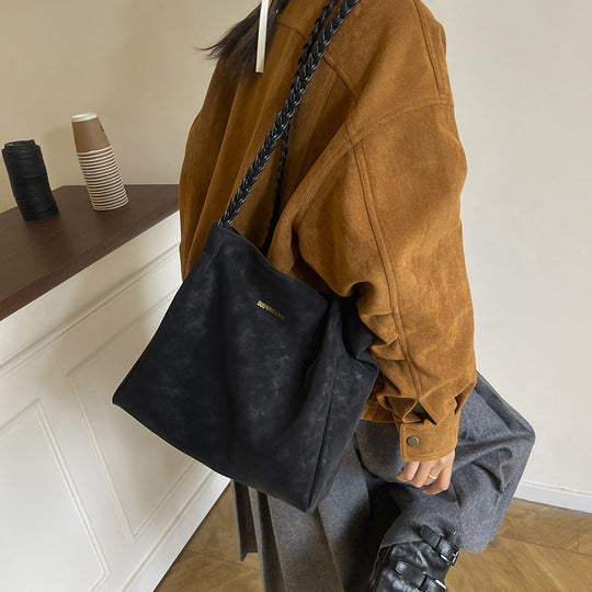 Damen Hobo-Tasche mit geflochtenem Tragegriff und weichem Veloursleder Nord Taschen
