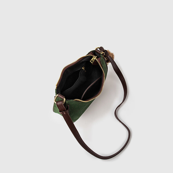 Damen Handtasche aus hochwertigem Wildleder mit verspieltem Anhänger | Nord Taschen