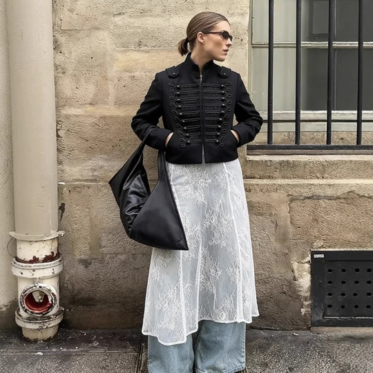 Damen 700+ taillierte Cropped‑Militärjacke mit Stehkragen, Zierkordeln und dekorativen Metallknöpfen Nord Taschen