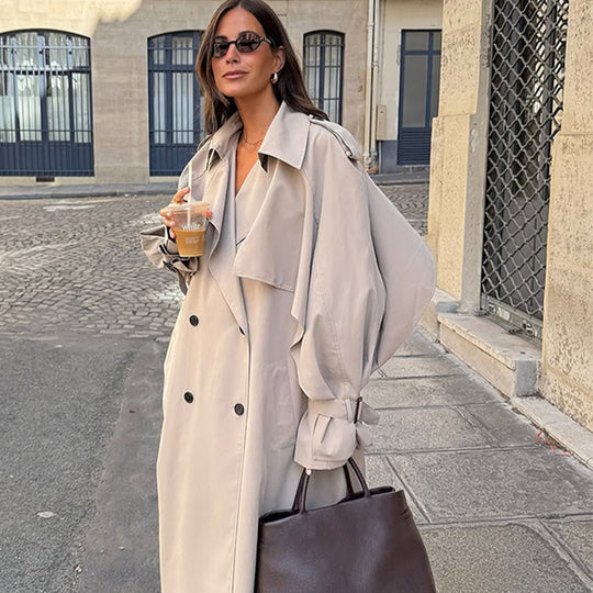 Damen Oversize Trenchcoat aus leichtem Gabardine mit Schulterklappen und Wasserfallkragen Nord Taschen