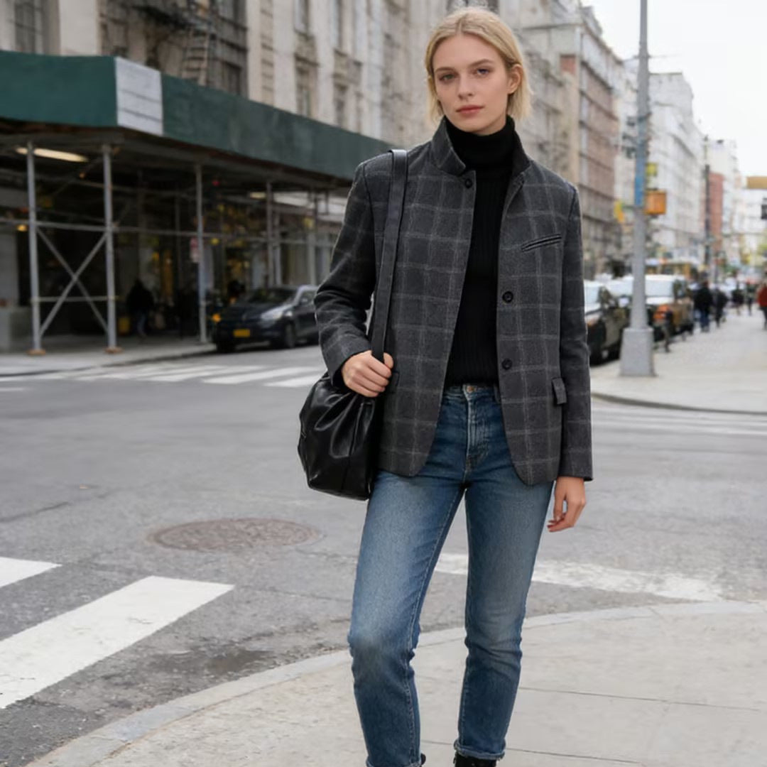 Damen Kastenblazer mit Stehkragen, asymmetrischer Ein-Knopf-Leiste und feinem Karodessin Nord Taschen