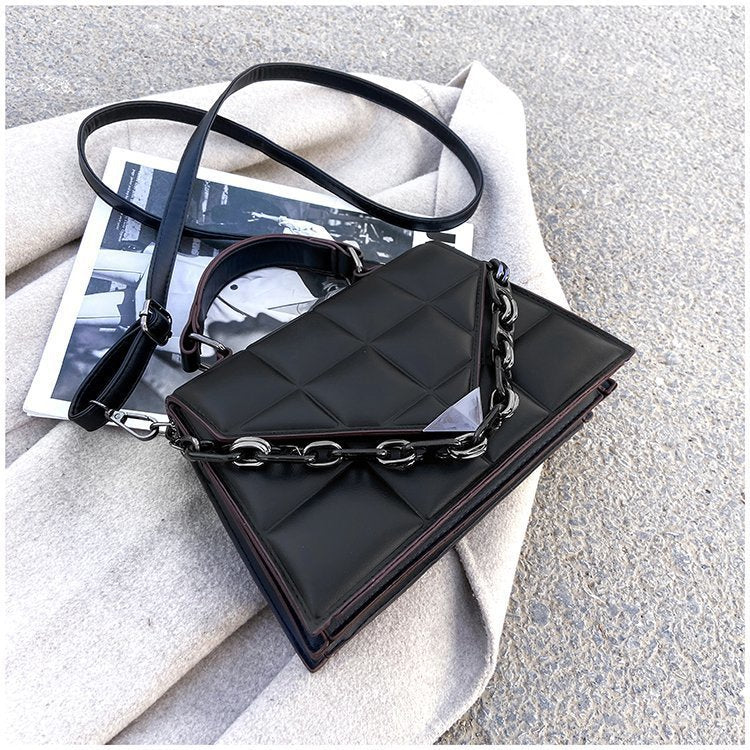 Damen elegante Umhängetasche mit innovativem Kettenakzent Nord Taschen