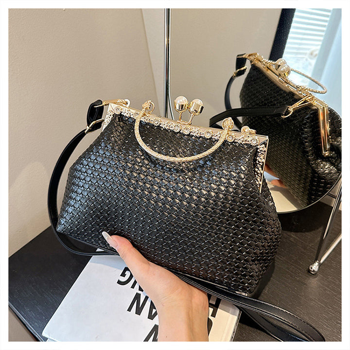 Damen elegante Handtasche mit glamourösen Kettenakzenten Nord Taschen