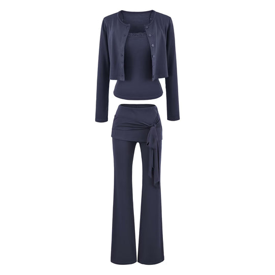 Damen dreiteiliges Lounge-Set mit kurzem Knopfcardigan, Spitzentop und Wickel-Schlaghose Nord Taschen
