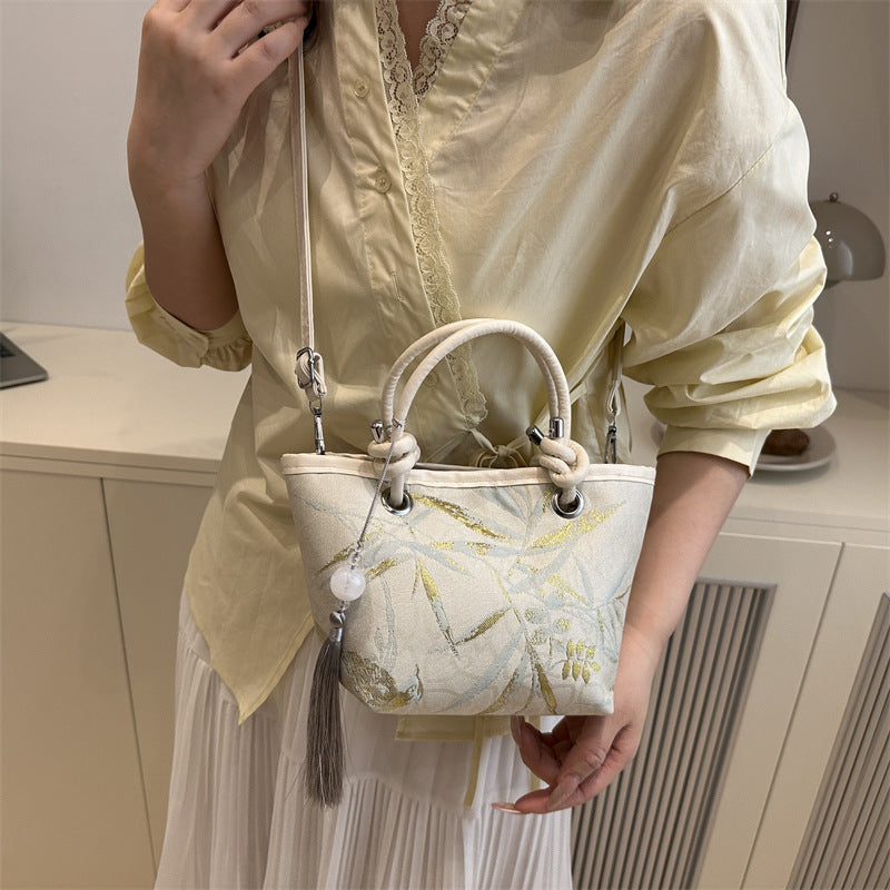 Damen elegante Umhängetasche mit floralem Design und kunstvollen Details Nord Taschen