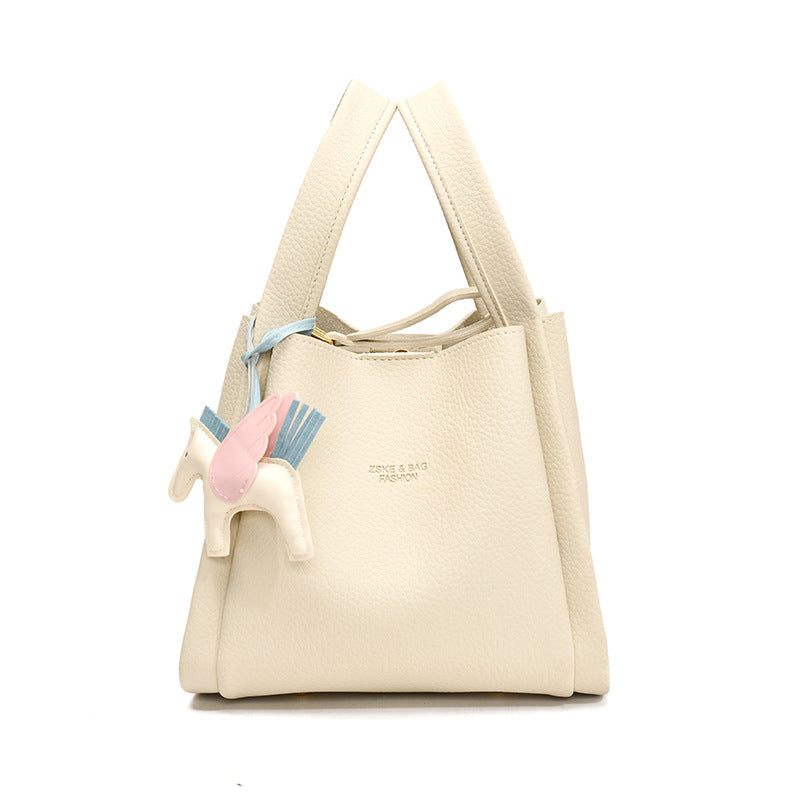 Damen Handtasche mit charmantem Tieranhänger und stilvollem Design Nord Taschen