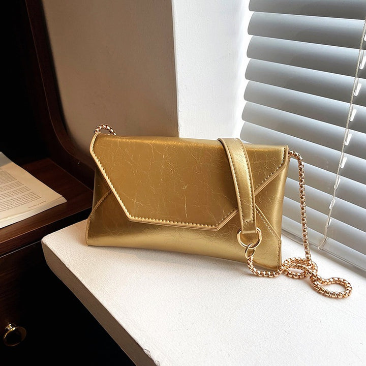 Damen elegante Clutch-Tasche mit glänzender Oberfläche und Kettenakzent Nord Taschen