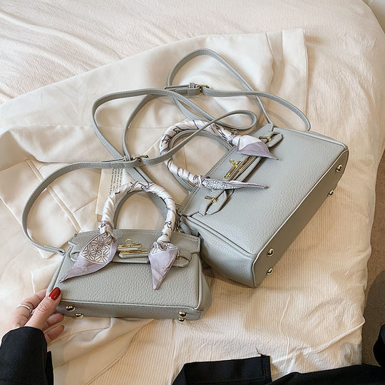 Damen Handtasche mit innovativem Haltegriff und modischen Details | Nord Taschen