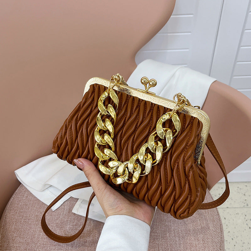 Damen elegante Handtasche mit kreativem Wellenmuster und goldener Kettenverzierung Nord Taschen