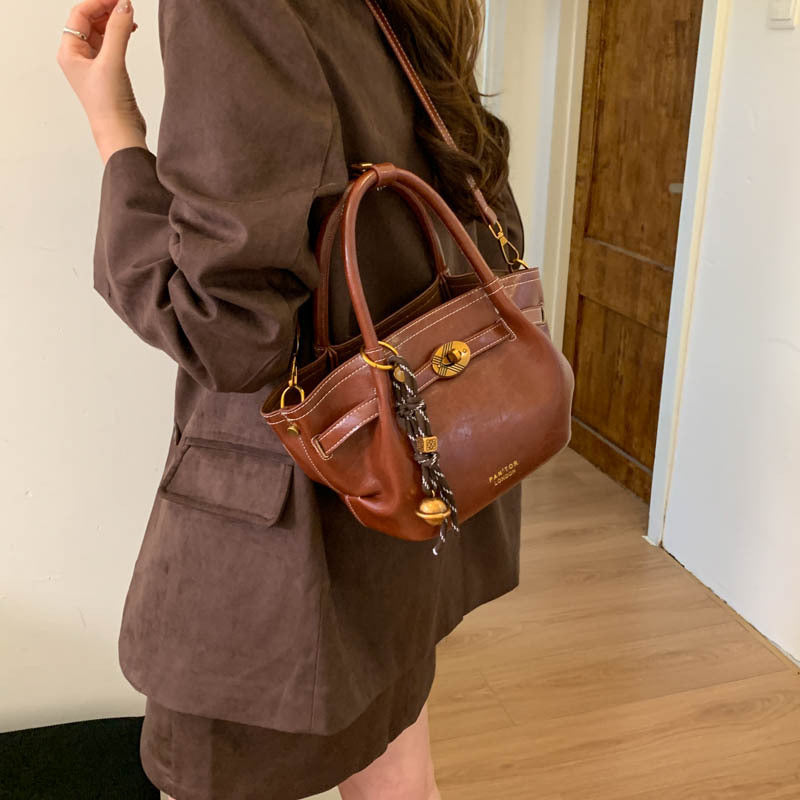 Damen Handtasche mit luxuriösem Leder und modischem Anhänger Nord Taschen