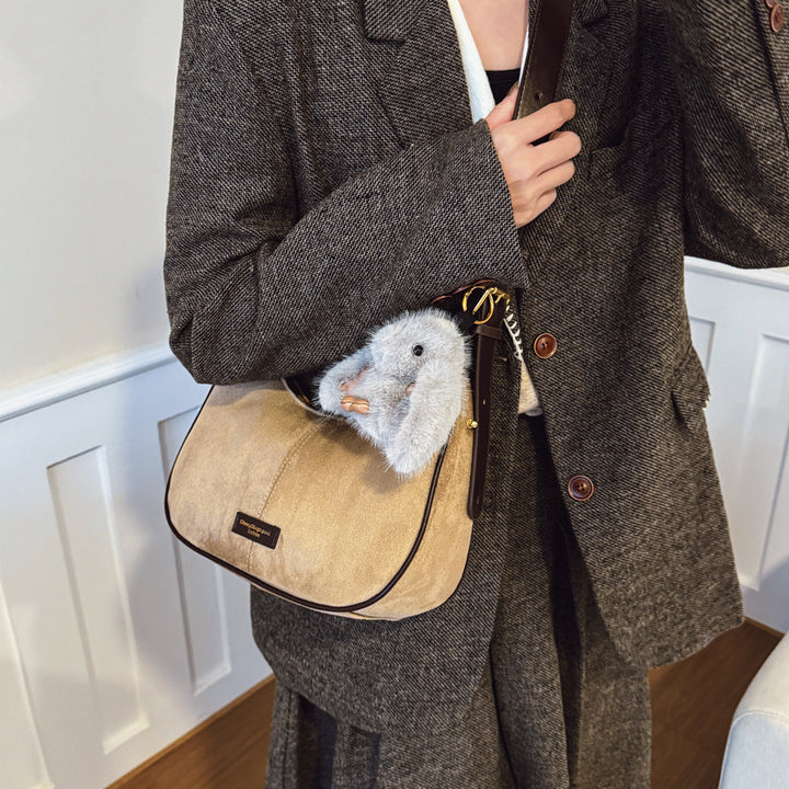 Damen modische Schultertasche mit flauschigem Anhänger Nord Taschen