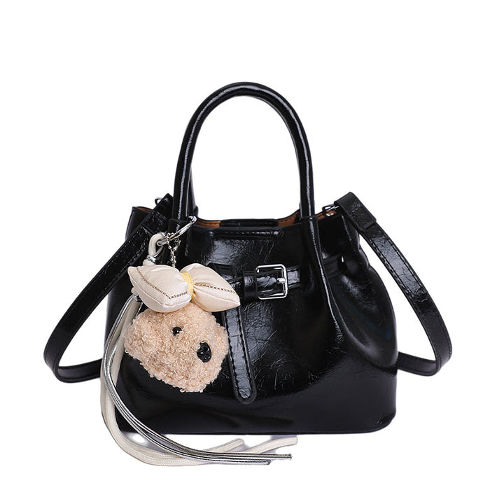 Damen praktische Handtasche mit verspieltem Tieranhänger Nord Taschen