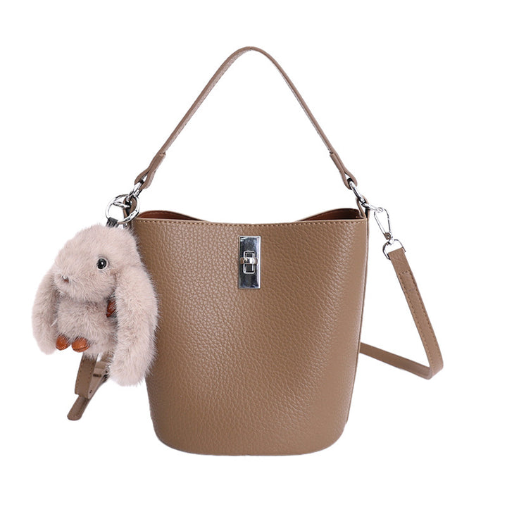 Damen Bucket-Bag mit verspieltem Plüschanhänger Nord Taschen