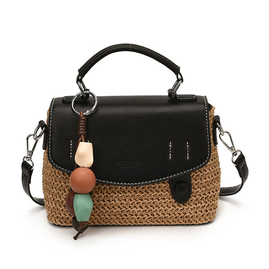 Damen Designersattel-Tasche mit einzigartigen geflochtenen Details und verspieltem Anhänger Nord Taschen