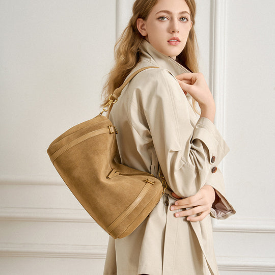 Damen Hobo-Tasche aus weichem Wildleder mit goldenen Akzenten Nord Taschen