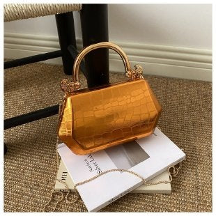 Damen stilvolle Handtasche mit exklusivem Metallgriff Nord Taschen