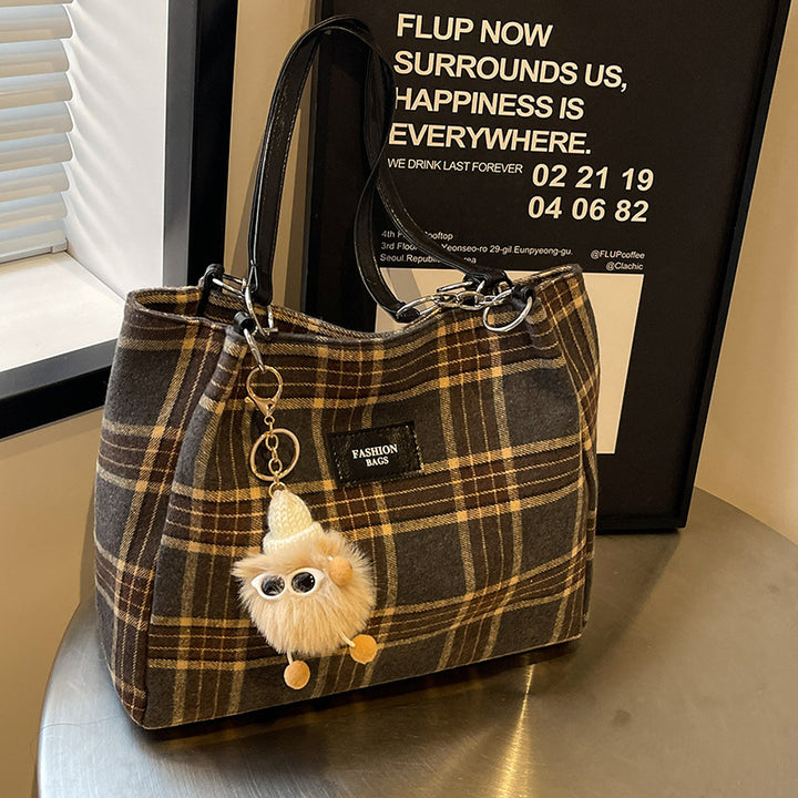Damen Shopper-Tasche mit kariertem Design und verspieltem Plüschanhänger Nord Taschen