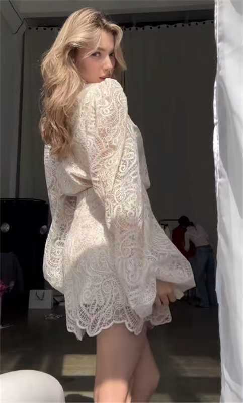 Damen Verspieltes Spitzenminikleid mit transparenten Ärmeln und gewelltem Saum Nord Taschen