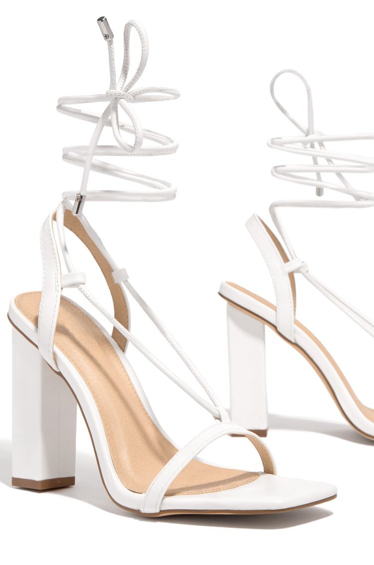 Damen nan filigrane Riemchensandalette mit quadratischer Zehenbox und knöchelbindendem Wickelriemen