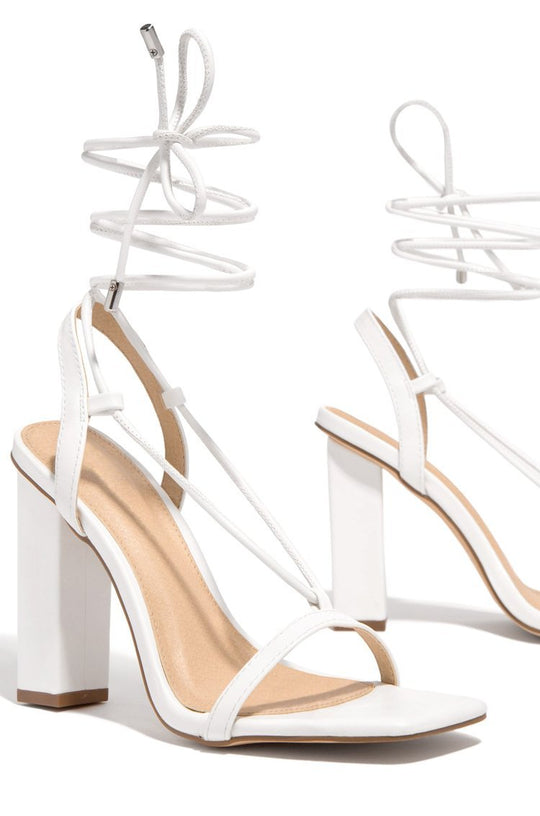 Damen nan filigrane Riemchensandalette mit quadratischer Zehenbox und knöchelbindendem Wickelriemen