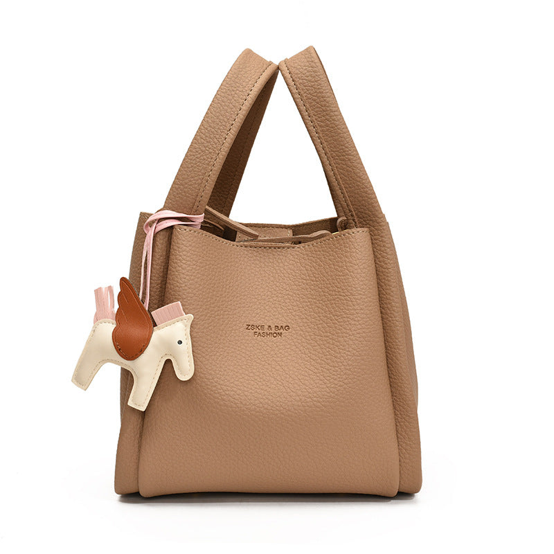 Damen Handtasche mit charmantem Tieranhänger und stilvollem Design Nord Taschen
