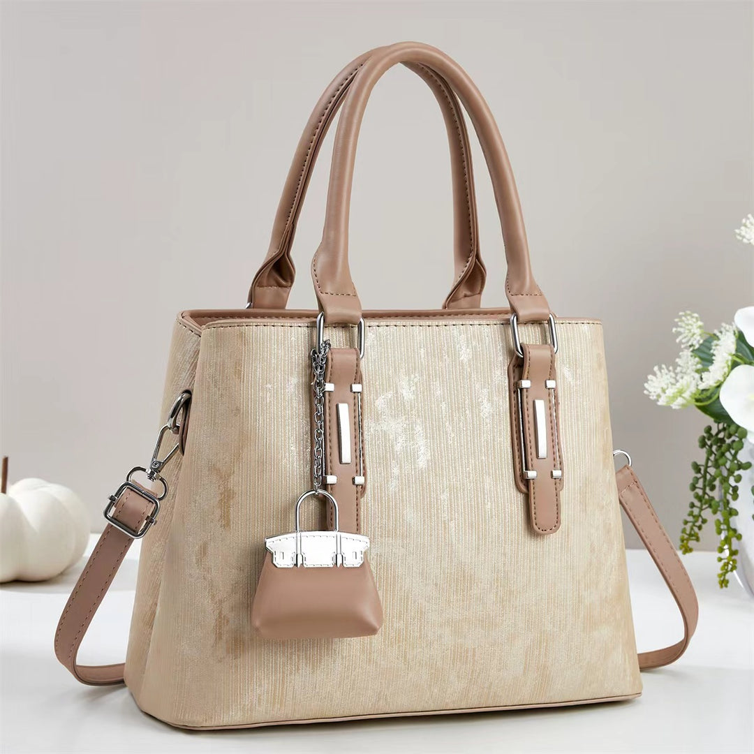 Damen elegante Handtasche mit dekorativem Schlüsselanhänger Nord Taschen