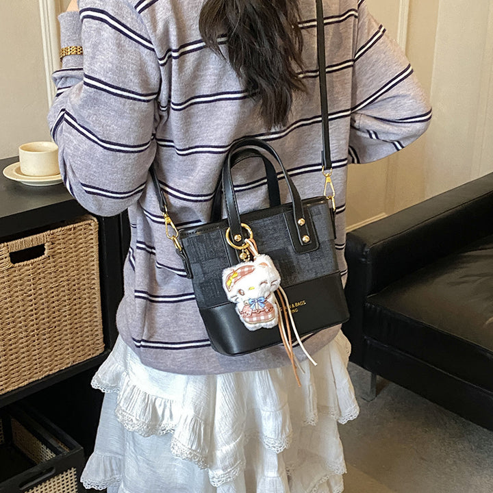 Damen Mini Schultertasche mit süßem Anhänger Nord Taschen