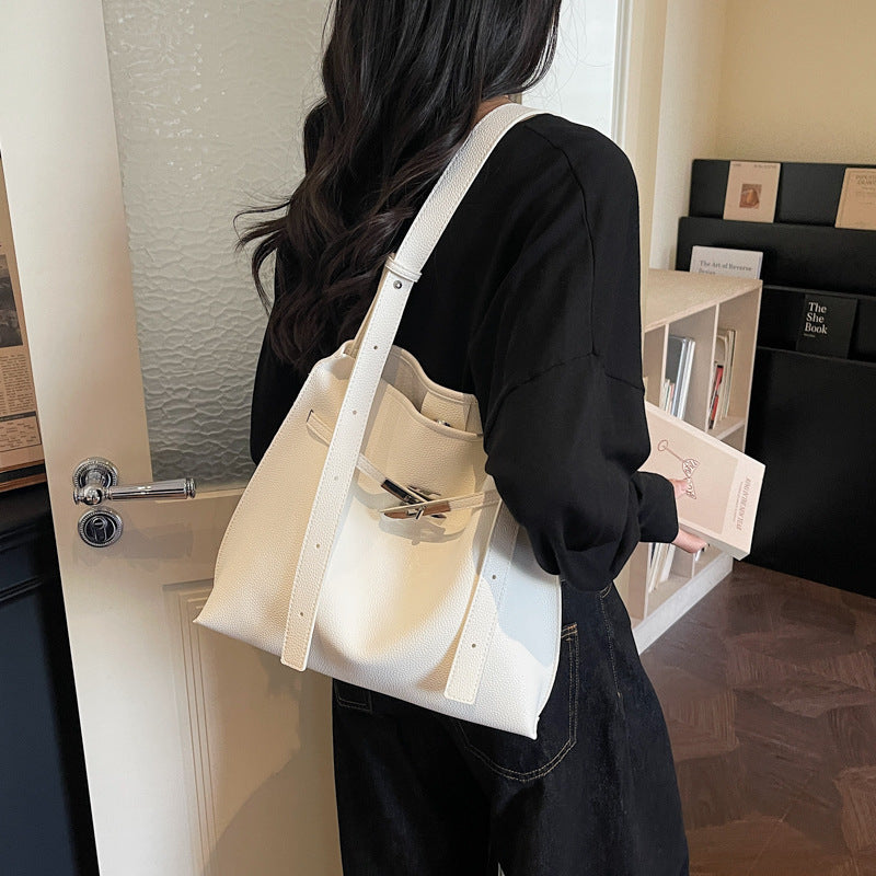Damen Hobo-Tasche aus hochwertigem glatt genarbtem Kunstleder mit stilvoller Schnalle Nord Taschen