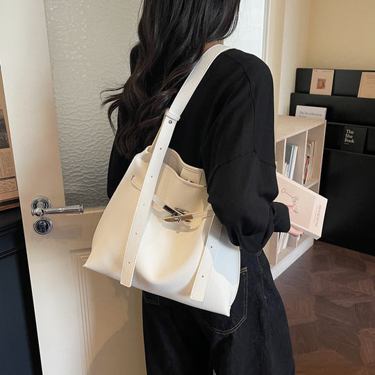 Damen Hobo-Tasche aus hochwertigem glatt genarbtem Kunstleder mit stilvoller Schnalle Nord Taschen