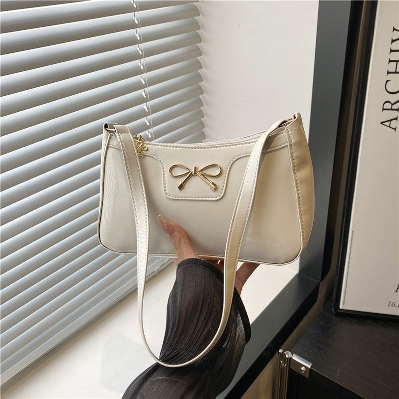 Damen elegante Umhängetasche mit schimmerndem Lackfinish und dekorativem Schleifenakzent Nord Taschen