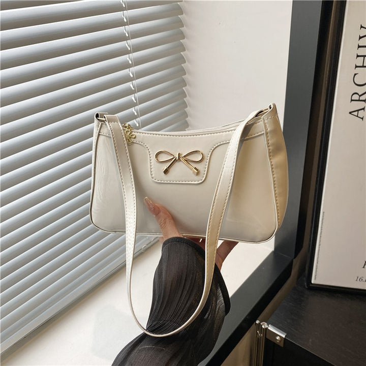 Damen elegante Umhängetasche mit schimmerndem Lackfinish und dekorativem Schleifenakzent Nord Taschen