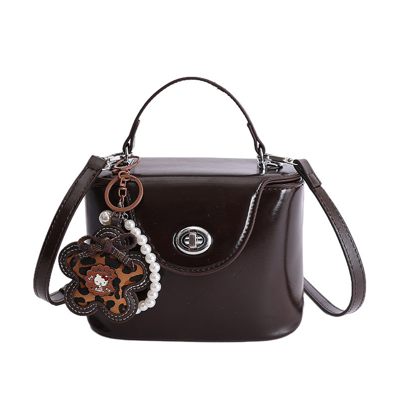 Damen Mini-Handtasche im elegant geschwungenen Design mit verspieltem Anhänger Nord Taschen