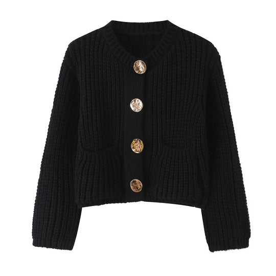 Damen Grobgestrickter Cropped-Cardigan mit dekorativen Schmuckknöpfen und aufgesetzten Taschen Nord Taschen