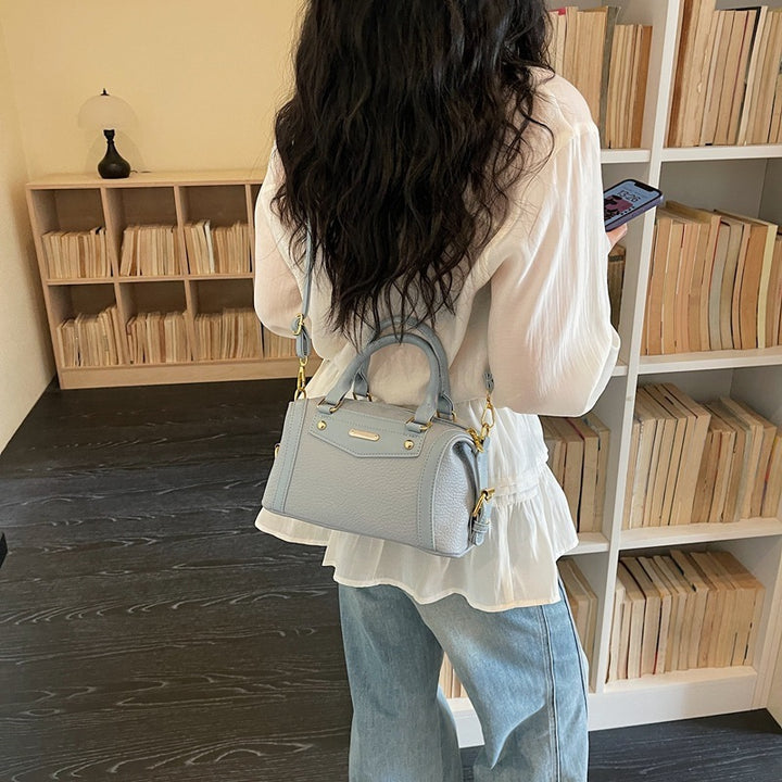 Damen Handtasche aus hochwertigem Kunstleder mit elegantem Kettenakzent Nord Taschen