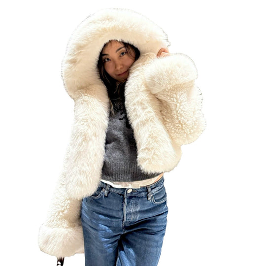 Damen Kurzjacke aus voluminösem Fauxfur mit XXL-Kapuze und Kugelärmeln Nord Taschen