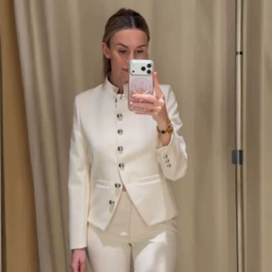 Damen Taillierter Blazer mit Stehkragen und silbernen Schmuckknöpfen Nord Taschen