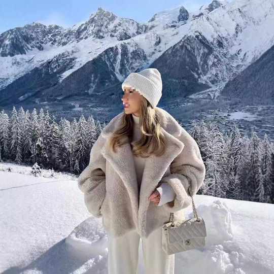 Damen Kurz geschnittene Teddyjacke im Lammfell‑Look mit Oversize‑Reverskragen Nord Taschen