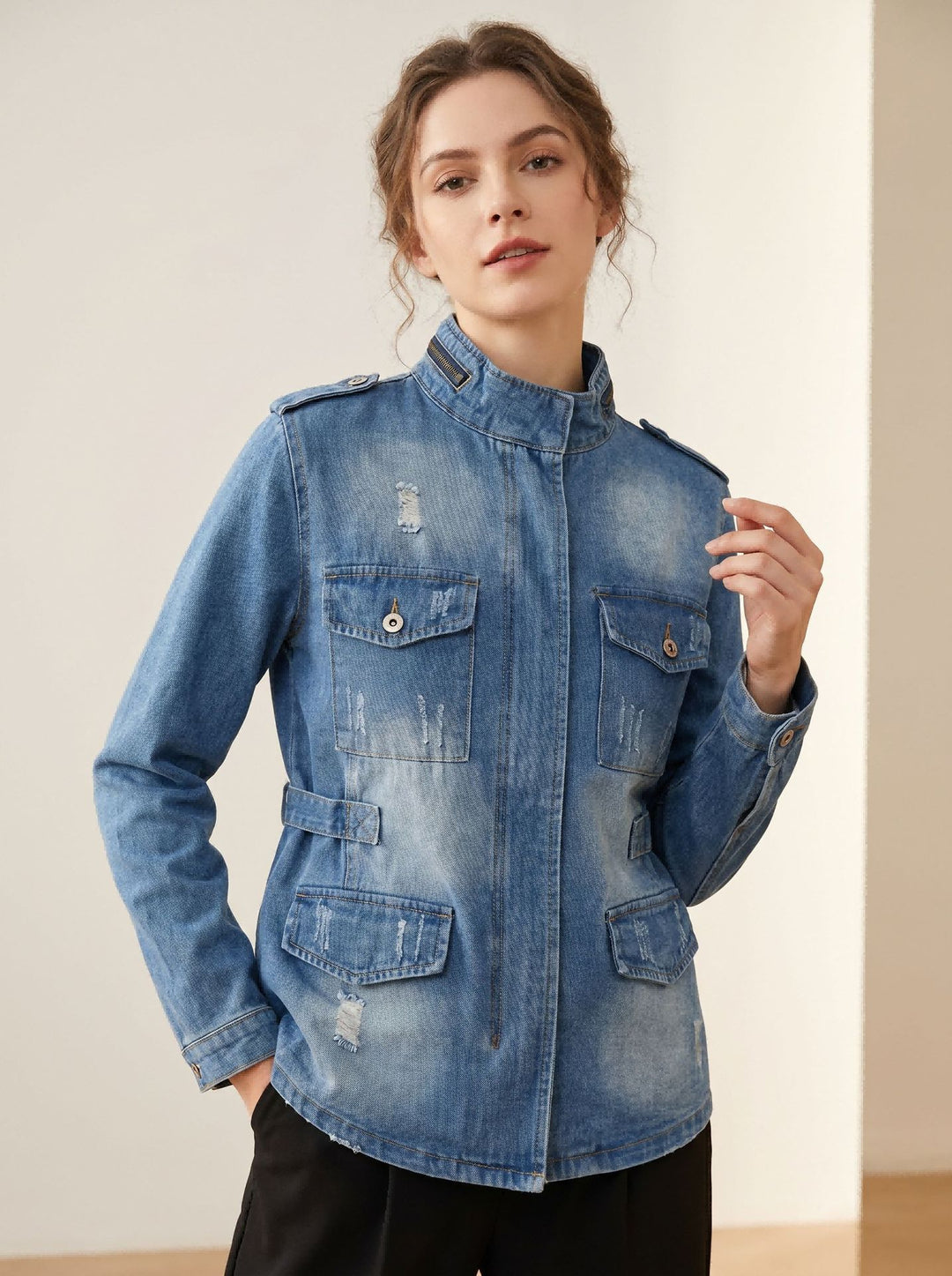 Damen taillierte Military-Denimjacke mit Stehkragen, aufgesetzten Pattentaschen und dezenten Used-Details Nord Taschen